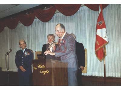 Prawdopodobnie początek lat 70, Londyn, Anglia, Wielka Brytania.
Żołnierz Brytyjskich Sił Zbrojnych Włodzimierz (Vladimir L.) Kozłowski (1. z lewej) prawdopodobnie podczas spotkania z kolegami z oddziału w polskim Klubie Orła Białego w Balham.
Fot. NN, Studium Polski Podziemnej w Londynie