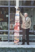 Prawdopodobnie lata 70, Republika Federalna Niemiec.
Janusz Piekałkiewicz (1925-1988) - pisarz, reżyser, żołnierz AK w Biurze Informacji i Propagandy, powstaniec warszawski, bratanek Delegata Rządu na Kraj profesora Jana Piekałkiewicza. W 1956 r. pozostawał opuścić Polskę. Na zdjęciu pozuje stojąc przy stosie książek, trzymając w ręku  lampkę.
NN, Studium Polski Podziemnej w Londynie