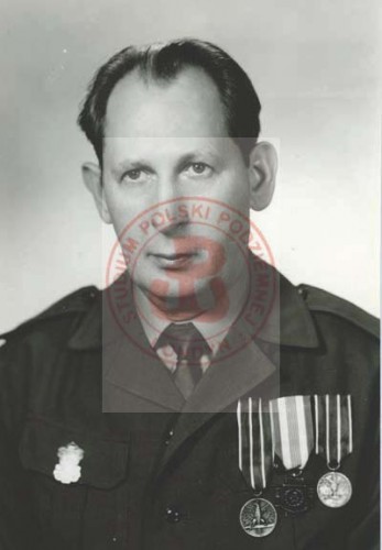 Po 1966, prawdopodobnie Londyn, Anglia, Wielka Brytania.
J. Roszko - były żołnierz Armii Krajowej, po zakończeniu II wojny światowej prawdopodobnie pozostał na emigracji w Londynie. Odznaczony Krzyżem Pamiątkowym Armii Krajowej i Medalem za Wojnę 1939-1945. 
Fot. NN, Studium Polski Podziemnej w Londynie
