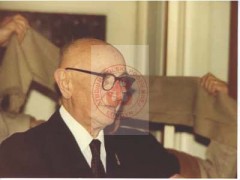 14.02.1982, Londyn, Anglia, Wielka Brytania.
Płk Kazimierz Iranek-Osmecki podczas urodzin przewodniczącego Zarządu Studium Polski Podziemnej gen. Tadeusza Pełczyńskiego, zorganizowanych u jego córki, Marii Bobrowskiej.
Fot. NN, Studium Polski Podziemnej w Londynie
