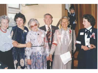 28.04.1985, Londyn, Anglia, Wielka Brytania.
Obchody rocznicy oswobodzenia niemieckiego obozu jenieckiego Oberlangen przez 1 Dywizję Pancerną gen. Stanisława Maczka w kwietniu 1945 r. Na zdjęciu oswobodzone kobiety-żołnierze AK i uczestniczki powstania warszawskiego.
Fot. Studium Polski Podziemnej w Londynie