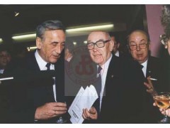 Po 1989, prawdopodobnie Londyn, Anglia, Wielka Brytania.
Premier Tadeusz Mazowiecki (z lewej) podczas wizyty u londyńskiej Polonii. 1. z prawej stoi prezes Zarządu Głównego Koła byłych Żołnierzy Armii Krajowej w Londynie Józef Rusecki.
Fot. NN, Studium Polski Podziemnej w Londynie
