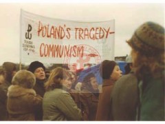 Grudzień 1981, Londyn, Anglia, Wielka Brytania.
Demonstracja zorganizowana przez środowiska polonijne w związku z wprowadzeniem w Polsce stanu wojennego przez rząd gen. Wojciecha Jaruzelskiego.
Fot. NN, Studium Polski Podziemnej w Londynie
