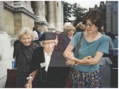 Lata 90, prawdopodobnie Londyn, Anglia, Wielka Brytania.
Archiwistka i długoletni kierownik Studium Polski Podziemnej Halina Czarnocka(w środku) w towarzystwie kobiet. Z tyłu za nimi widać prawdopodobnie wejście do kościoła.
Fot. NN, Studium Polski Podziemnej w Londynie