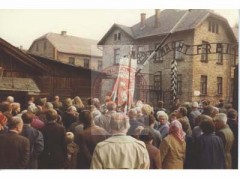 10.10.1982, Oświęcim, woj. bielskie, Polska.
Członkowie Koła byłych Żołnierzy Armii Krajowej w Londynie podczas wizyty w niemieckim obozie koncentracyjnym Auschwitz. Na zdjęciu grupa stoi przed wejściem na teren obozu, nad którym wisi napis: 