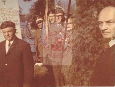 14.10.1979, Kiełpin k. Łomianek, woj. warszawskie, Polska.
Uroczystość odsłonięcia na cmentarzu pomnika - obelisku poświęconego zwycięskiej szarży kawalerii z 14 Pułku Ułanów Jazłowieckich pod Wólką Węglową we wrześniu 1939 r. Ufundowany został przez Koło 14 Pułku Ułanów Jazłowieckich w Londynie.
Fot. NN, Studium Polski Podziemnej w Londynie