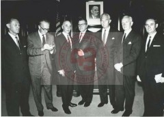 31.07.1964, Waszyngton, Stany Zjednoczone.
Spotkanie u ambasadora Johna B. Gronouskiego z okazji 20. rocznicy powstania warszawskiego. 3. z lewej stoi członek Rady Trzech gen. Tadeusz Bór-Komorowski, 4. John B. Gronouski, 5. Stefan Korboński.
Fot. NN, Studium Polski Podziemnej w Londynie