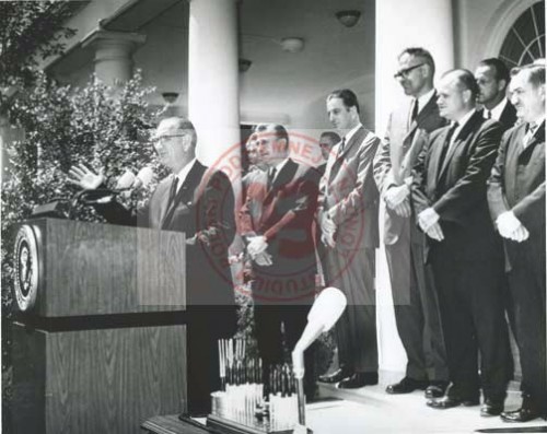 1.02.08.1964, Waszyngton, Stany Zjednoczone.
Obchody 20. rocznicy wybuchu powstania warszawskiego u prezydenta Lyndona B. Johnsona. Zorganizował je przewodniczący Komitetu Obchodu Dwudziestolecia Powstania Warszawskiego - Stefan Korboński. Z tej okazji prezydent USA podpisał proklamacje ogłaszającą 1 sierpnia 1964 roku Dniem Powstania Warszawskiego. Na zdjęciu z mównicy przemawia prezydent Johnson.
Fot. NN, Studium Polski Podziemnej z Londynie.