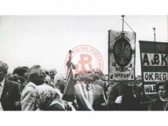 Brak daty, Częstochowa, Polska.
XIV pielgrzymka byłych żołnierzy Armii Krajowej na Jasną Górę. Na pierwszym planie widoczny sztandary Okręgu Wileńskiego Armii Krajowej oraz oddziałów II i V batalionu 77 pułku piechoty AK por. Jana Borysewicza ps. 