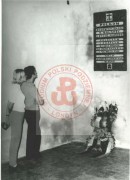 Prawdopodobnie lata 60, Warszawa, Polska.
Kobieta i mężczyzna oglądają tablicę poświęconą Polakom walczącym o wolność i niepodległość Polski na przestrzeni wieków, która zawisła w jednym ze stołecznych kościołów.
Fot. NN, Studium Polski Podziemnej w Londynie