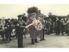 3.09.1966, Londyn, Anglia, Wielka Brytania.
Delegacje Kół byłych Żołnierzy Armii Krajowej biorą udział w pogrzebie byłego Dowódcy Armii Krajowej gen. Tadeusza Bora-Komorowskiego na cmentarzu Gunnersbury.
Fot. NN, Studium Polski Podziemnej w Londynie