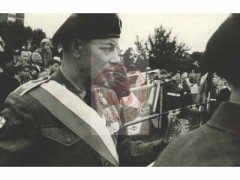 3.09.1966, Londyn, Anglia, Wielka Brytania.
Byli żołnierze Armii Krajowej biorą udział w pogrzebie byłego Dowódcy Armii Krajowej gen. Tadeusza Bora-Komorowskiego na cmentarzu Gunnersbury. W tle widoczne liczne sztandary organizacji kombatanckich.
Fot. NN, Studium Polski Podziemnej w Londynie