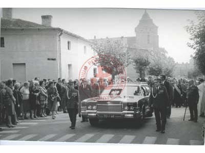 1.09.1976, Września, woj. poznańskie, Polska.   
Pogrzeb gen. Wojska Polskiego i dowódcy Wielkopolskiej Brygady Kawalerii we wrześniu 1939 r. Romana Abrahama. Na czele konduktu pogrzebowego idącego ulicą znajduje się karawan z trumną.  
Fot. NN, Studium Polski Podziemnej w Londynie