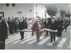 1.09.1976, Września, woj. poznańskie, Polska.  
Środowiska kombatanckie biorą udział w pogrzebie gen. Romana Abrahama, żołnierza Wojska Polskiego i dowódcy Wielkopolskiej Brygady Kawalerii we wrześniu 1939 r. Na zdjęciu byli żołnierze WP niosą wieniec.
Fot. NN, Studium Polski Podziemnej w Londynie