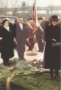 16.01.1985, Londyn, Anglia, Wielka Brytania.
Pogrzeb gen. Tadeusza Pełczyńskiego, żołnierza Armii Krajowej, przewodniczącego Zarządu Studium Polski Podziemnej w Londynie W uroczystości na cmentarzu Gunnersbury biorą udział współpracownicy z SPP oraz członkowie Koła byłych żołnierzy Armii Krajowej. 1. z prawej stoi prawdopodobnie córka generała, Maria Bobrowska.
Fot. NN, Studium Polski Podziemnej w Londynie