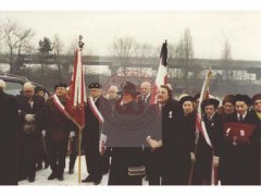 16.01.1985, Londyn, Anglia, Wielka Brytania.
Współpracownicy ze Studium Polski Podziemnej oraz członkowie Koła byłych żołnierzy Armii Krajowej podczas uroczystości pogrzebowej przewodniczącego Zarządu Studium Polski Podziemnej gen. Tadeusza Pełczyńskiego na cmentarzu Gunnersbury. 1. z lewej stoi prawdopodobnie córka generała, Maria Bobrowska.
Fot. NN, Studium Polski Podziemnej w Londynie