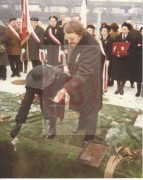 16.01.1985, Londyn, Anglia, Wielka Brytania.
Pogrzeb gen. Tadeusza Pełczyńskiego, żołnierza Armii Krajowej, przewodniczącego Zarządu Studium Polski Podziemnej w Londynie na cmentarzu Gunnersbury. Na zdjęciu prawdopodobnie córka generała, Maria Bobrowska (1. z lewej) sypie ziemię na trumnę.
Fot. NN, Studium Polski Podziemnej w Londynie