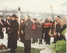 16.01.1985, Londyn, Anglia, Wielka Brytania.
Pogrzeb gen. Tadeusza Pełczyńskiego, żołnierza Armii Krajowej, przewodniczącego Zarządu Studium Polski Podziemnej w Londynie na cmentarzu Gunnersbury. Na pierwszym planie stoi 1. z lewej prawdopodobnie córka generała, Maria Bobrowska. Za nią stoją członkowie Koła byłych żołnierzy Armii Krajowej. Dwoje z nich trzyma na poduszkach odznaczenia Tadeusza Pełczyńskiego.
Fot. NN, Studium Polski Podziemnej w Londynie