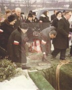 16.01.1985, Londyn, Anglia, Wielka Brytania.
Pogrzeb gen. Tadeusza Pełczyńskiego, żołnierza Armii Krajowej, przewodniczącego Zarządu Studium Polski Podziemnej w Londynie na cmentarzu Gunnersbury. Na zdjęciu byli żołnierze Armii Krajowej rzucają ziemię na trumnę.
Fot. NN, Studium Polski Podziemnej w Londynie