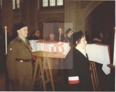 16.01.1985, Londyn, Anglia, Wielka Brytania.
Uroczystości pogrzebowe gen. Tadeusza Pełczyńskiego, żołnierza Armii Krajowej, przewodniczącego Zarządu Studium Polski Podziemnej w Londynie prawdopodobnie w kościele św. Boboli. Przy trumnie wartę honorową trzymają byli żołnierze Armii Krajowej.
Fot. NN, Studium Polski Podziemnej w Londynie