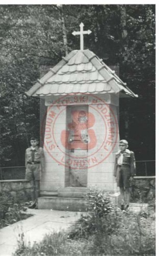 Po 1957, Wykus k. Starachowic, woj. kieleckie, Polska.
Harcerze pełnią wartę honorową przy kaplicy poświęconej poległym żołnierzom Zgrupowań Partyzanckich AK ppor. Jana Piwnika 