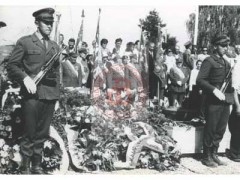 Prawdopodobnie lata 60, Budy Zosine k. Jaktorowa, woj. warszawskie, Polska.
Żołnierze Wojska Polskiego oraz środowiska kombatanckie składają hołd poległym żołnierzom z Grupy 