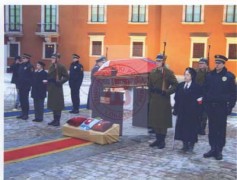 26.01.2005, Warszawa, Polska.
Uroczystości pogrzebowe żołnierza Armii Krajowej, dyrektora rozgłośni Radia Wolna Europa Jana Nowaka Jeziorańskiego na dziedzińcu Zamku Królewskiego na Starym Mieście. Wartę honorową przy trumnie pełnią żołnierze Wojska Polskiego, kombatanci Armii Krajowej oraz służby mundurowe.
Fot. NN, Studium Polski Podziemnej w Londynie