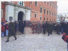 26.01.2005, Warszawa, Polska.
Uroczystości pogrzebowe żołnierza Armii Krajowej, dyrektora rozgłośni Radia Wolna Europa Jana Nowaka Jeziorańskiego na dziedzińcu Zamku Królewskiego na Starym Mieście. Na czele konduktu żałobnego idzie orkiestra wojskowa. 
Fot. NN, Studium Polski Podziemnej w Londynie