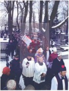 26.01.2005, Warszawa, Polska.
Uroczystości pogrzebowe żołnierza Armii Krajowej, dyrektora rozgłośni Radia Wolna Europa Jana Nowaka Jeziorańskiego na Starych Powązkach. W kondukcie pogrzebowym idzie otoczony księżmi arcybiskup Józef Życiński.
Fot. NN, Studium Polski Podziemnej w Londynie