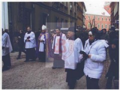 26.01.2005, Warszawa, Polska.
Uroczystości pogrzebowe żołnierza Armii Krajowej, dyrektora rozgłośni Radia Wolna Europa Jana Nowaka Jeziorańskiego na Starym Mieście. Kondukt żałobny zmierza do Bazyliki Archikatedralnej św. Jana Chrzciciela. Na jego czele idzie arcybiskup Józef Życiński.
Fot. NN, Studium Polski Podziemnej w Londynie