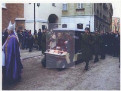 26.01.2005, Warszawa, Polska.
Uroczystości pogrzebowe żołnierza Armii Krajowej, dyrektora rozgłośni Radia Wolna Europa Jana Nowaka Jeziorańskiego na Starym Mieście. Przed Bazyliką Archikatedralną św. Jana Chrzciciela stoi melaksa. 1. z lewej stoi arcybiskup Józef Życiński.
Fot. NN, Studium Polski Podziemnej w Londynie