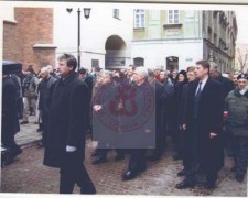 26.01.2005, Warszawa, Polska.
Uroczystości pogrzebowe żołnierza Armii Krajowej, dyrektora rozgłośni Radia Wolna Europa Jana Nowaka Jeziorańskiego na Starym Mieście. W pogrzebie biorą udział politycy, duchowni i warszawiacy.
Fot. NN, Studium Polski Podziemnej w Londynie