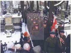 26.01.2005, Warszawa, Polska.
Żołnierze Wojska Polskiego biorą udział w pogrzebie Jana Nowaka Jeziorańskiego, żołnierza Armii Krajowej, dyrektora rozgłośni Radia Wolna Europa na Cmentarzu na Starych Powązkach.
Fot. NN, Studium Polski Podziemnej w Londynie