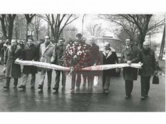 21.03.1978, Warszawa, Polska.
Pogrzeb żołnierza Armii Krajowej, harcmistrza i instruktora harcerskiego Aleksandra Kamińskiego na Cmentarzu Wojskowym na Powązkach. Na zdjęciu prawdopodobnie bliscy współpracownicy niosą wieniec.
Fot. NN, Studium Polski Podziemnej w Londynie 
