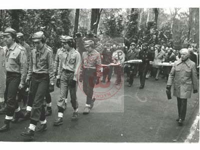 21.03.1978, Warszawa, Polska.
Pogrzeb żołnierza Armii Krajowej, harcmistrza i instruktora harcerskiego Aleksandra Kamińskiego na Cmentarzu Wojskowym na Powązkach. W kondukcie żałobnym idą harcerze. 
Fot. NN, Studium Polski Podziemnej w Londynie