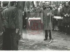 21.03.1978, Warszawa, Polska.
Uroczystości pogrzebowe żołnierza Armii Krajowej, harcmistrza i instruktora harcerskiego Aleksandra Kamińskiego na Cmentarzu Wojskowym na Powązkach. Przed mikrofonem stoi Stanisław Broniewski ps. 