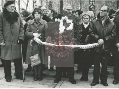 21.03.1978, Warszawa, Polska.
Pogrzeb żołnierza Armii Krajowej, harcmistrza i instruktora harcerskiego Aleksandra Kamińskiego na Cmentarzu Wojskowym na Powązkach. Na zdjęciu prawdopodobnie bliscy współpracownicy niosą wieniec.
Fot. NN, Studium Polski Podziemnej w Londynie