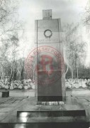 Koniec lat 60, Warszawa, Polska.
Pomnik-obelisk Gloria Victis na Cmentarzu Wojskowym na Powązkach, upamiętniający powstanie warszawskie. Wokół pomnika znajdują się mogiły powstańców ekshumowanych z całego miasta po zakończeniu wojny. 
Fot. NN, Studium Polski Podziemnej w Londynie