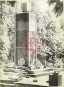 Prawdopodobnie lata 70, Warszawa, Polska.
Pomnik-obelisk Gloria Victis na Cmentarzu Wojskowym na Powązkach, upamiętniający powstanie warszawskie. Wokół pomnika znajdują się mogiły powstańców ekshumowanych z całego miasta po zakończeniu wojny. 
Fot. NN, Studium Polski Podziemnej w Londynie