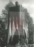 Przed 1958, Warszawa, Polska.
Pomnik-obelisk Gloria Victis na Cmentarzu Wojskowym na Powązkach, upamiętniający powstanie warszawskie. Wokół pomnika znajdują się mogiły powstańców ekshumowanych z całego miasta po zakończeniu wojny. Na zdjęciu widoczne pomnik otoczony flagami państwowymi.
Fot. NN, Studium Polski Podziemnej w Londynie