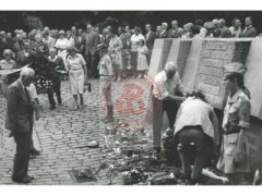 Prawdopodobnie lata 70, Warszawa, Polska.
Uroczystości rocznicowe wybuchu powstania warszawskiego. Prawdopodobnie byli żołnierze ze Zgrupowania 