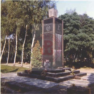 Lata 80, Warszawa, Polska.
Pomnik-obelisk Gloria Victis na Cmentarzu Wojskowym na Powązkach, upamiętniający powstanie warszawskie. Wokół pomnika znajdują się mogiły powstańców ekshumowanych z całego miasta po zakończeniu wojny. 
Fot. NN, Studium Polski Podziemnej w Londynie