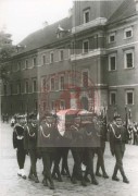 14.09.1993, Warszawa, Polska.
Drugi pogrzeb gen. Władysława Sikorskiego, Naczelnego Wodza Polskich Sił Zbrojnych na Zachodzie i premiera RP na uchodźstwie w czasie II wojny światowej. Generał zginął w katastrofie lotniczej nad Gibraltarem 4 lipca 1943 r. Jego szczątki zostały ekshumowane i przewiezione do kraju. Na zdjęciu żołnierze Wojska Polskiego niosą trumnę na Placu Zamkowym.
Fot. NN, Studium Polski Podziemnej w Londynie