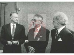 1.08.1994, Warszawa, Polska.
Były doradca prezydenta Jimmy'ego Cartera ds. bezpieczeństwa narodowego USA Zbigniew Brzeziński (1. z lewej) bierze udział w uroczystościach 50. rocznicy wybuchu powstania warszawskiego na Cmentarzu Wojskowym na Powązkach.
Fot. NN, Studium Polski Podziemnej w Londynie