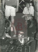 1.08.1994, Warszawa, Polska.
50. rocznica wybuchu powstania warszawskiego. Członek grupy rekonstrukcyjnej w powstańczym mundurze we włazie do kanału na ulicy Długiej. 
Fot. NN, Studium Polski Podziemnej w Londynie