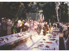 Lata 90, Warszawa, Polska.
Uroczystości rocznicowe w kwaterze powstańczej Zgrupowania Pułku Baszty Armii Krajowej, walczącego w powstaniu warszawskim na Cmentarzu Wojskowym na Powązkach.
Fot. NN, Studium Polski Podziemnej w Londynie