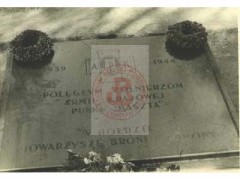 Prawdopodobnie lata 70, Warszawa, Polska.
Płyta nagrobna w kwaterze powstańczej Zgrupowania Pułku Baszty Armii Krajowej, walczącego w powstaniu warszawskim znajdująca się na Cmentarzu Wojskowym na Powązkach.
Fot. NN, Studium Polski Podziemnej w Londynie