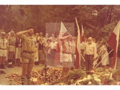 1.08.1986, Warszawa, Polska.
Harcerze biorą udział w uroczystościach 42. rocznicy wybuchu powstania warszawskiego przed pomnikiem Gloria Victis na wojskowych Powązkach.
Fot. NN, Studium Polski Podziemnej w Londynie