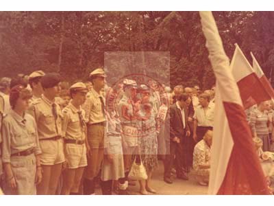 1.08.1986, Warszawa, Polska.
42. rocznica wybuchu powstania warszawskiego. Harcerze biorą udział w uroczystości przed pomnikiem Gloria Victis na wojskowych Powązkach.
Fot. NN, Studium Polski Podziemnej w Londynie