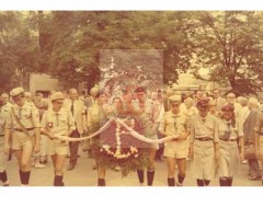 1.08.1986, Warszawa, Polska.
Harcerze uczestniczą w uroczystościach 42. rocznicy wybuchu powstania warszawskiego na Cmentarzu Wojskowym na Powązkach.
Fot. NN, Studium Polski Podziemnej w Londynie